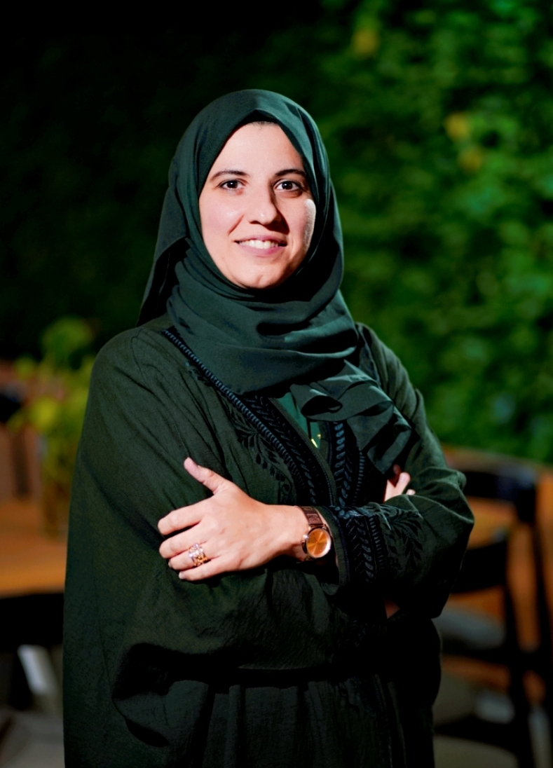الأستاذة حنان الشريف